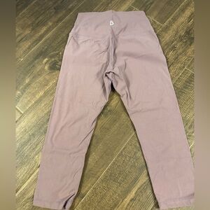 Buffbunny crop leggings in mauve 

Size is small and slight pilling